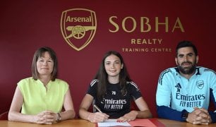 Cecily Wellesley-Smith signs first pro contract with Arsenal