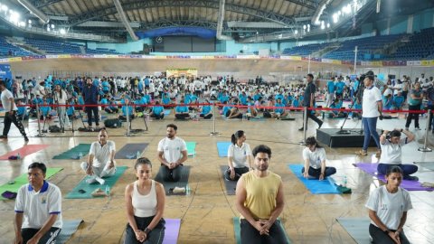 Dr. Mandaviya performs yoga with over 1500 enthusiasts at Indira Gandhi Stadium in Delhi