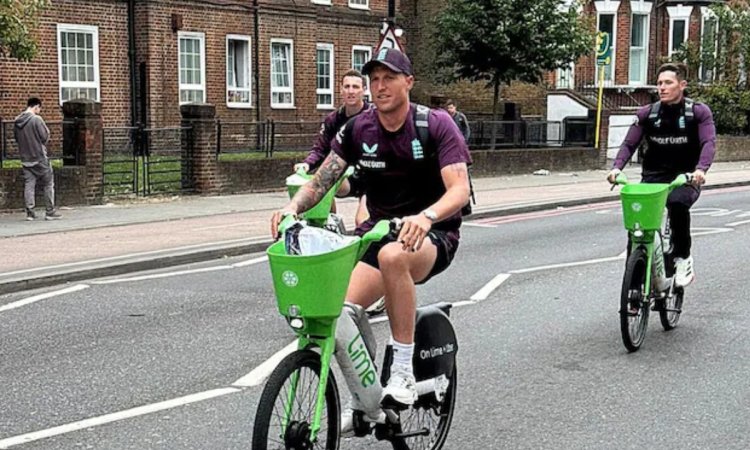 ENG vs WI मैच से पहले दिखा गज़ब का नज़ारा, साइकिल पर स्टेडियम पहुंची इंग्लिश टीम और वेस्टइंडीज की टी