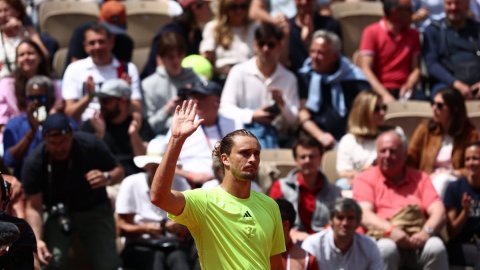 French Open: Zverev marches into quarter-finals after Griekspoor retires mid-match