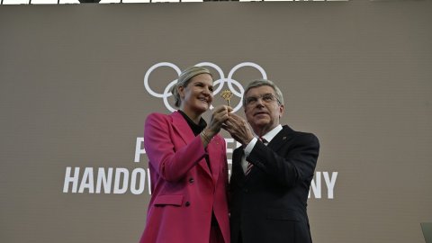 Kristy Coventry takes over as IOC chief, receives golden key from Thomas Bach