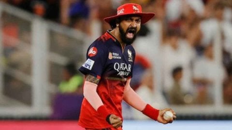 Krunal Pandya becomes the first player to win the Player of the Match award in an IPL final twice ஐபிஎல் இறுதிப்போட்டியில் புதிய வரலாறு படைத்த குர்னால் பாண்டியா!