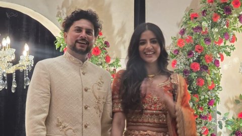 कुलदीप यादव ने फैंस को दिया सरप्राइज, लखनऊ में बचपन की दोस्त से की सगाई कुलदीप यादव ने फैंस को दिया सरप्राइज, लखनऊ में बचपन की दोस्त से की सगाई