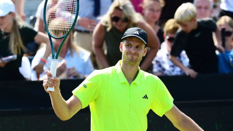 Libema Open: Hurkacz powers through pain, defeats Bautista Agut