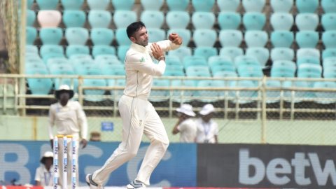 Oct 2019,Visakhapatnam, 1st Test - India Vs South Africa - Day 4, Soth Africa, Keshav Maharaj, India