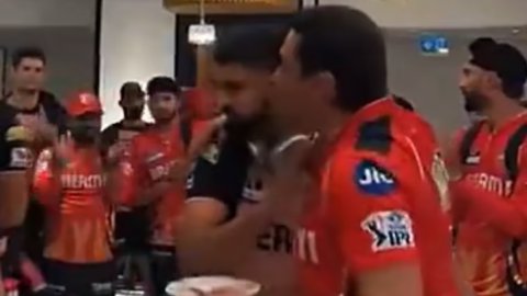 VIDEO: नेस वाडिया ने अय्यर के गाल पर किया किस, अय्यर को नहीं आया पसंद तो नैपकिन से किया गाल को साफ VIDEO: नेस वाडिया ने अय्यर के गाल पर किया किस, अय्यर को नहीं आया पसंद तो नैपकिन से किया गाल को साफ