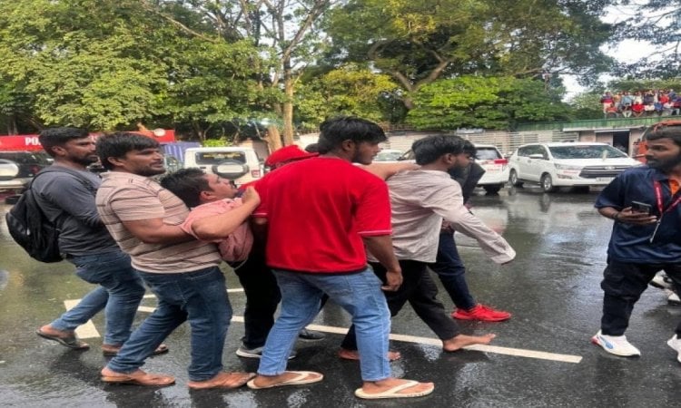 RCB's IPL Victory Celebration Turns Tragic: Several Feared Killed In Stampede Near B'luru's Chinnasw ஆர்சிபி வெற்றி பேரணி: கூட்டநெரிசலில் சிக்கி 8 பேர் உயிரிழப்பு; 50க்கும் மேற்பட்டோர் காயம்
