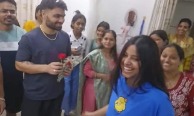 WATCH: शादी से पहले ही ससुराल पहुंचे रिंकू सिंह, प्रिया सरोज ने दिया रोमांटिक सरप्राइज WATCH: शादी से पहले ही ससुराल पहुंचे रिंकू सिंह, प्रिया सरोज ने दिया रोमांटिक सरप्राइज