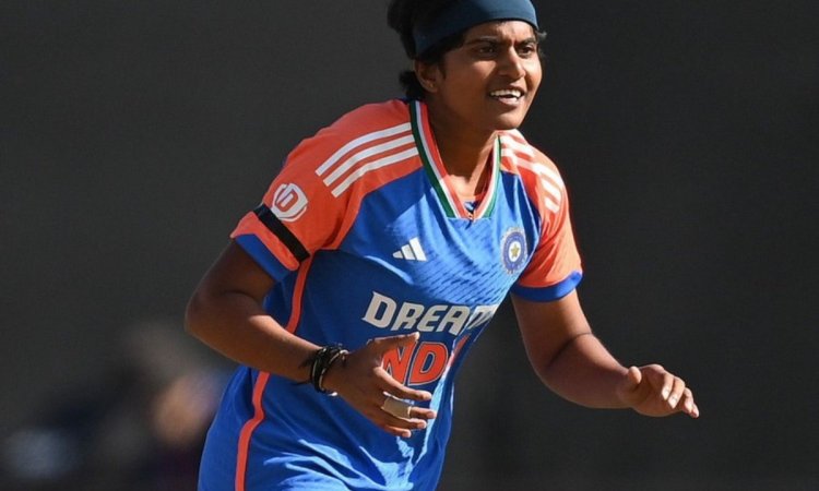 डेब्यू मैच में ही श्री चरणी ने मचाया तहलका, जानिए कौन है ये नई सनसनी डेब्यू मैच में ही श्री चरणी ने मचाया तहलका, जानिए कौन है ये नई सनसनी
