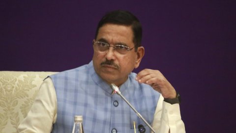 Stampede case: Cong High Command must direct Shivakumar to resign, says Pralhad Joshi
