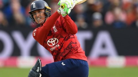 England power past West Indies to clinch an unassailable lead in the T20I series பரபரப்பான ஆட்டத்தில் விண்டீஸை வீழ்த்தி டி20 தொடரையும் வென்றது இங்கிலாந்து!
