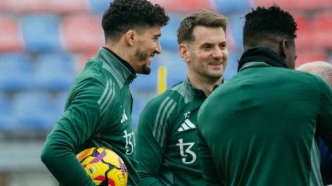 Tom Heaton extends Man Utd stay till 2026