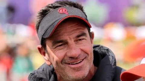 WBBL: Melbourne Renegades resign title-winning coach Simon Helmot three years