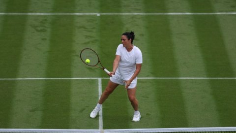 Wimbledon: Ons Jabeur retires in first round amid scorching heat (Credit: Wimbledon/X)