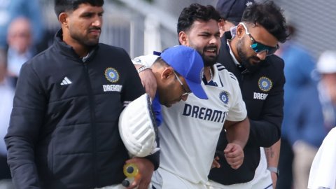 4th Test: Fresh injury scare for India as Pant taken off the field due to right foot injury