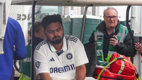 4th Test: Pant taken for scans after leaving the field due to right foot injury (Ld)