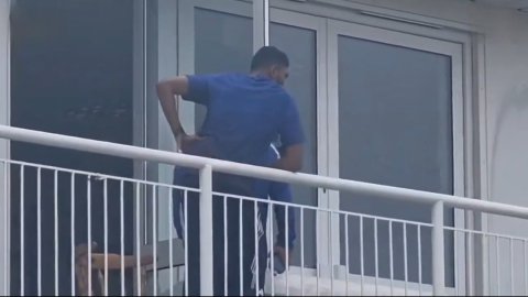 ड्रेसिंग रूम में गूंज रही थी हनुमान चालीसा और मोहम्मद सिराज दिखे ड्रेसिंग रूम के बाहर, वायरल Video न