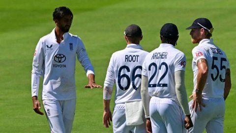 England sweat on Shoaib Bashir's fitness after finger injury इंग्लैंड क्रिकेट टीम के लिए बुरी खबर, भारत के खिलाफ जारी लॉर्ड्स टेस्ट में इस खिलाड़ी की चोट ने बढ़ा