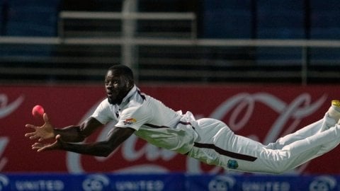 Watch- Anderson Phillip Took Sensational Catch To Dismiss Travis Head In Pink Ball Test கிளென் பிலிப்ஸுக்கு டஃப் கொடுக்கும் வகையில் கேட்ச் பிடித்த ஆண்டர்சன் பிலிப் - காணொளி