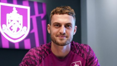Burnley re-sign Denmark winger Jacob Bruun Larsen from Stuttgart