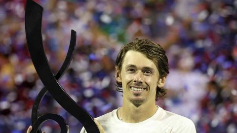 De Minaur saves 3 championship points to clinch Washington final