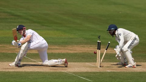 3rd Test, Day 4: England lead India by 98 runs with 6 wickets remaining 3rd Test, Day 4: அடுத்தடுத்து விக்கெட்டுகளை இழந்து இங்கிலாந்து அணி தடுமாற்றம்!