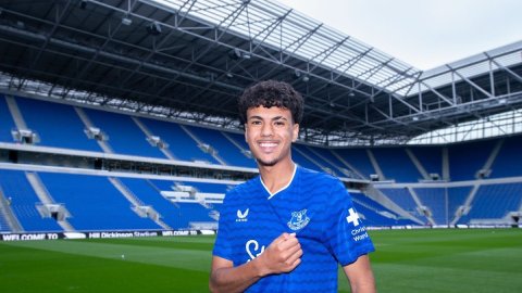 Everton sign Adam Aznou from Bayern Munich on a four-year deal