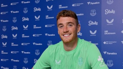 Everton sign goalkeeper Mark Travers on four-year deal