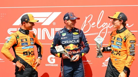 Formula 1: Verstappen fends off Piastri to win Spa Sprint race