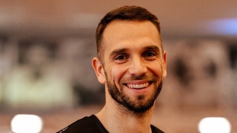 Goalkeeper Pau Lopez returns to Real Betis on three-year deal