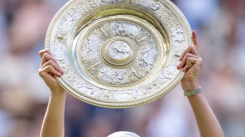 Iga Swiatek of Poland lifts maiden Wimbledon title with 6-0, 6-0 win over Amanda Anisimova in the wo