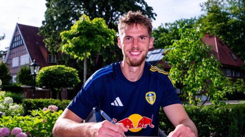 Leeds United sign midfielder Anton Stach from Hoffenheim on four-year deal