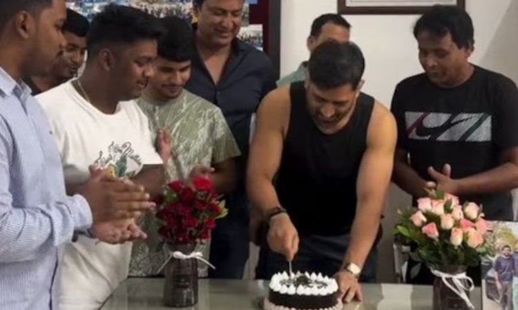 Happy Birthday MS Dhoni: दोस्तों के साथ काटा धोनी ने केक, कुछ ऐसे मनाया अपना 44वां जन्मदिन Happy Birthday MS Dhoni: दोस्तों के साथ काटा धोनी ने केक, कुछ ऐसे मनाया अपना 44वां जन्मदिन