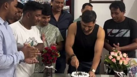 Happy Birthday MS Dhoni: दोस्तों के साथ काटा धोनी ने केक, कुछ ऐसे मनाया अपना 44वां जन्मदिन Happy Birthday MS Dhoni: दोस्तों के साथ काटा धोनी ने केक, कुछ ऐसे मनाया अपना 44वां जन्मदिन