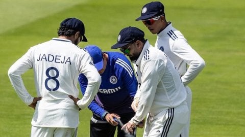 Rishabh Pant walks off the field after a nasty blow to his fingers லார்ட்ஸ் டெஸ்ட்: காயத்தை சந்தித்த ரிஷப் பந்த்; பின்னடைவை சந்திக்கும் இந்தியா!