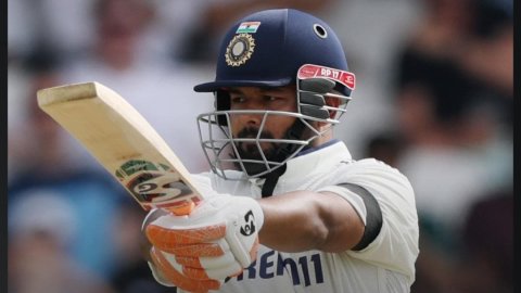 Rishabh Pant is the first wicketkeeper to aggregate 1000 plus Test runs in an away tests மான்செஸ்டர் டெஸ்ட்: வரலாற்று சாதனை படைத்த ரிஷப் பந்த்!