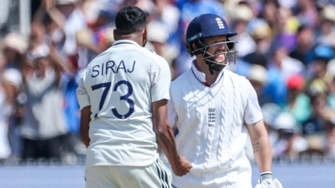 Siraj fined for aggressive reaction to Duckett's wicket