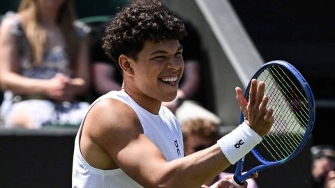 Wimbledon 2025: Benjamin Shelton brushes past Hijikata in 71 seconds upon resumption