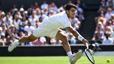 Wimbledon 2025: Carlos Alcaraz dominates Tarvet to reach third round