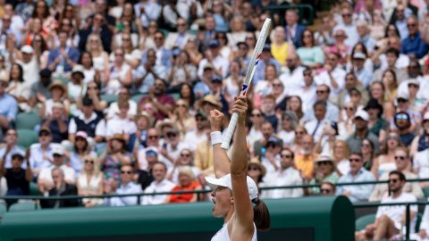 Wimbledon 2025: Swiatek reaches maiden semis with straight sets win over Samsonova