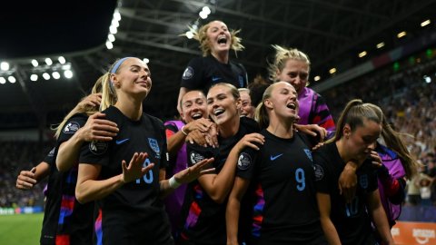 Women's Euro: Michelle Agyemang and Chloe Kelly's last-gasp goals send England to final
