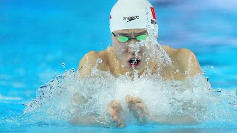 World Aquatics: Qin Haiyang wins China's first swimming gold; Gretchen Walsh wins gold with record