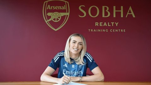 WSL: Chloe Kelly signs permanent deal with Arsenal