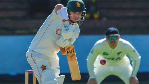 1st Test, Day 2: Devon Conway and Daryll Mitchell put New Zealand in a commanding position 1st Test, Day 2: நியூசிலாந்து 307 ரன்னில் ஆல் அவுட்; மீண்டும் தடுமாறும் ஜிம்பாப்வே!