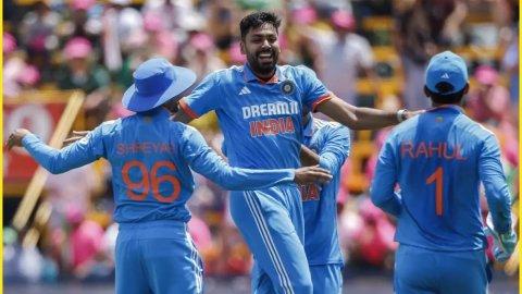 वो 3 गेंदबाज़ जिन्होंने T20I एशिया कप के एक मैच में लुटाए सबसे ज्यादा रन, Team India का खिलाड़ी भी ह