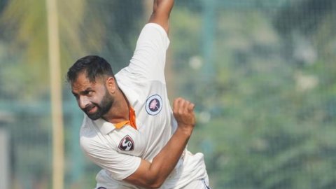 दलीप ट्रॉफी में हैट्रिक झटककर औक़िब नबी ने रचा इतिहास, कपिल देव की लिस्ट में शामिल होकर ऐसा करने वाल