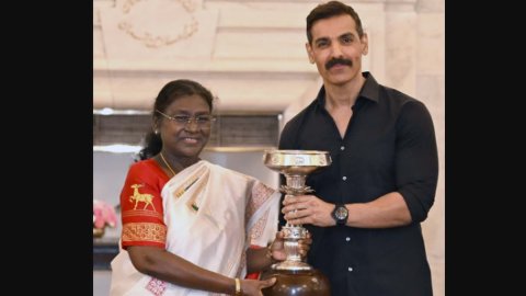 डूरंड कप विजेता नॉर्थईस्ट यूनाइटेड एफसी से राष्ट्रपति द्रौपदी मुर्मू की मुलाकात