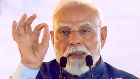 'मन की बात' में PM Modi ने की पुलवामा के पहले डे-नाइट क्रिकेट मैच और डल झील के वाटर स्पोर्ट्स फेस्टि