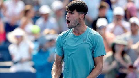 Alcaraz sinks Medjedovic for 50th win of 2025 in Cincinnati
