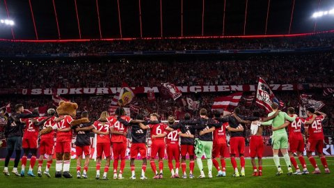 Bayern Munich begin Bundesliga defence with six-goal thrashing of RB Leipzig